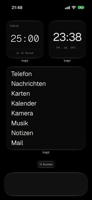 Derselbe Home-Bildschirm mit TYST: eine Uhr und eine kurze Liste mit App-Namen.