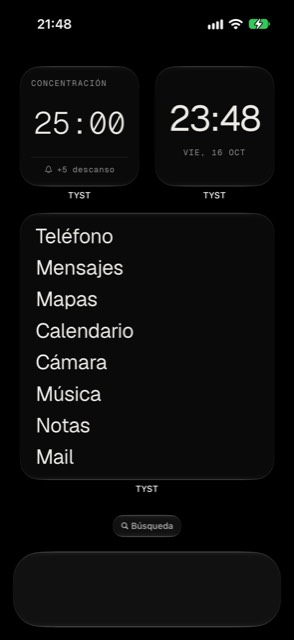 La misma pantalla de inicio con TYST: un reloj y una lista corta de nombres de apps.