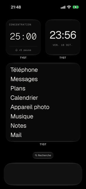 Le même écran d’accueil avec TYST : une horloge et une courte liste de noms d’applis.