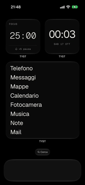 La stessa schermata Home con TYST: un orologio e una breve lista di nomi di app.