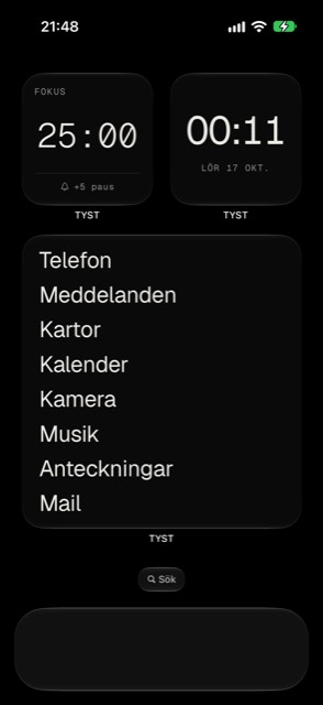 Samma hemskärm med TYST: en klocka och en kort lista med appnamn.